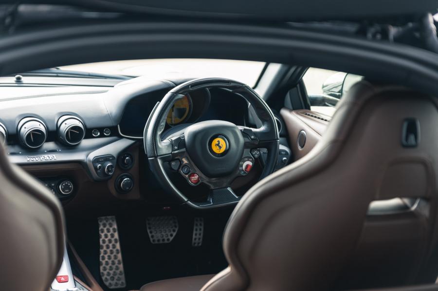 Интерьер Ferrari F12berlinetta 2014 года  (UK) (фото 48 из 276)